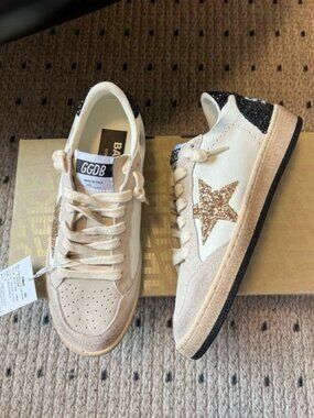 Golden Goose casual and fashionable flat shoes